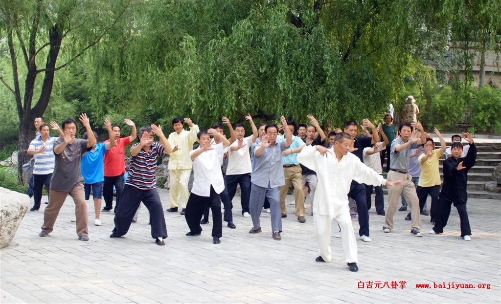 白吉元老师和弟子们演练八卦掌