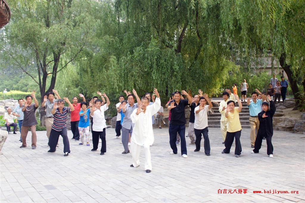 白吉元老师和弟子们演练八卦掌