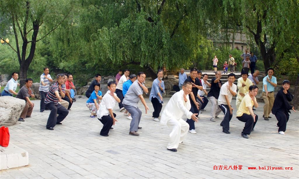 白吉元老师和弟子们演练八卦掌